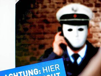 Plakat der Polizei warnt vor Betrug am Telefon