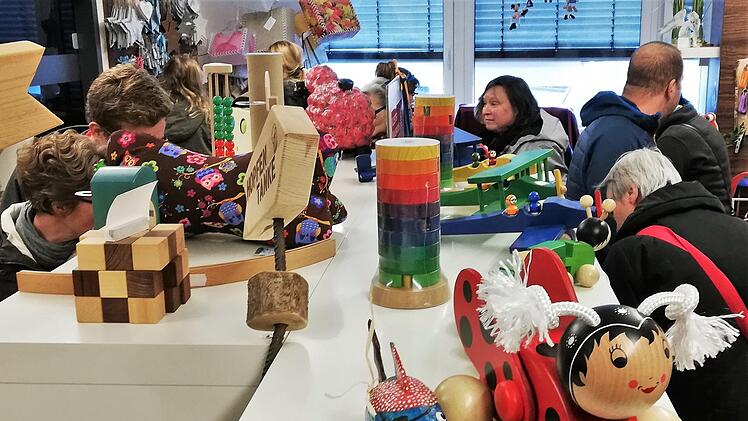 Eindrücke vom Weihnachtsmarkt der Lebenshilfe-Werkstatt in Nüdlingen. Foto: Sigismund von Dobschütz