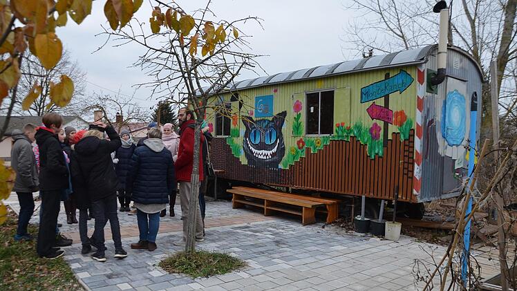 Im Garten vor dem Bauwagen wurde die Besuchergruppe aus Russland von den Schülern empfangen und über die Arbeit im Erdkinderplan informiert. Foto: Bernhard Panzer