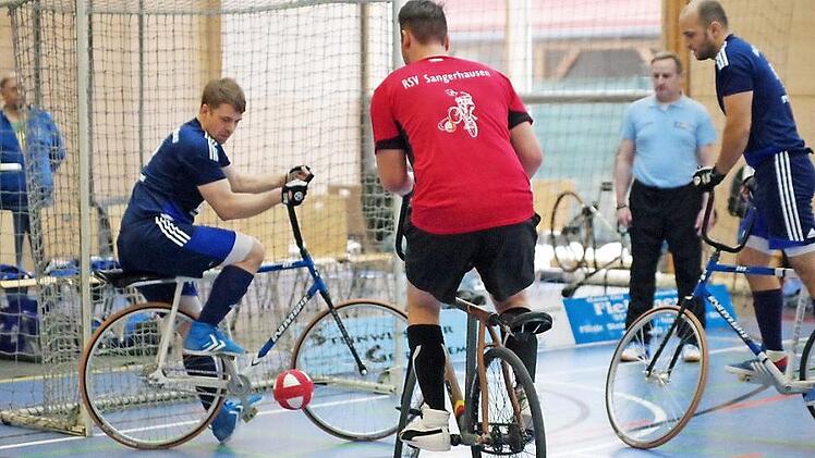 Gegen den RSV Sangerhausen erreichten Sebastian Rehmet (blaues Trikot, links) und Markus Michel ein 2:2-Unentschieden.  Foto: Hans Franz