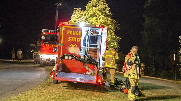 Badeunfall in Hof (Oberfranken)? Ein Gro&szlig;aufgebot suchte in der Nacht auf Donnerstag den Untreusee ab. Dann stellte sich heraus: Ein 56-j&auml;hriger Mann hatte gelogen. Foto: NEWS5 / Fricke