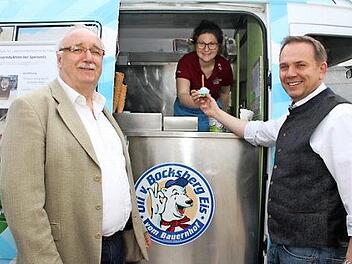 Marika Winkelmann hat ein Eis ohne Zucker entwickelt; Schulleiter Alexander Battistella und Siegfried G&uuml;nther von der Lemitec fanden es hervorragend.  Fotos: Sonny Adam