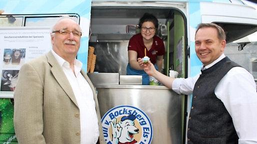 Marika Winkelmann hat ein Eis ohne Zucker entwickelt; Schulleiter Alexander Battistella und Siegfried G&uuml;nther von der Lemitec fanden es hervorragend.  Fotos: Sonny Adam