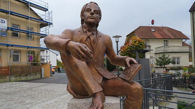 Ein Denkmal in Lebensgröße: So mag Joseph Victor von Scheffel zu seiner Studentenzeit ausgesehen haben. Fotos: Monika Schütz