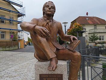 Ein Denkmal in Lebensgröße: So mag Joseph Victor von Scheffel zu seiner Studentenzeit ausgesehen haben. Fotos: Monika Schütz