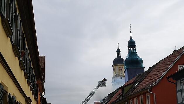 Mehrere Feuerwehren nachalarmiert: Geb&auml;ude steht in Vollbrand