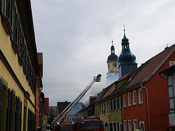 Mehrere Feuerwehren nachalarmiert: Gebäude steht in Vollbrand