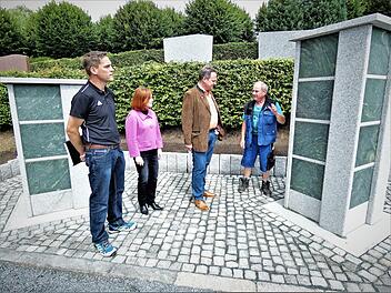 Bei der Übergabe von zwei weiteren Urnenstelen im städtischen Friedhof (von links): Bauhofleiter Michael Barnickel, Verwaltungsrätin Christina Flauder, OB Ingo Lehmann und Friedhofswärter Gerhard Bauernfeind