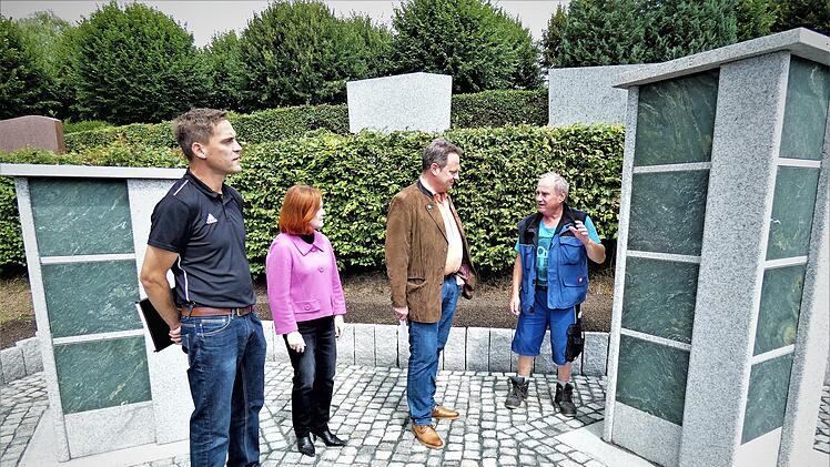 Bei der Übergabe von zwei weiteren Urnenstelen im städtischen Friedhof (von links): Bauhofleiter Michael Barnickel, Verwaltungsrätin Christina Flauder, OB Ingo Lehmann und Friedhofswärter Gerhard Bauernfeind
