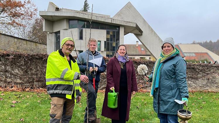 Alexander Becker (Klient Kloster G&auml;rtnerei Maria Bildhausen, von links), Maximilian Christau (Projektmitarbeiter Zelt-Schullandheim im Klostergarten Maria Bildhausen), Julia Herrmann (Gesamtleitung DRW Region Unterfranken) und Maria Krines (Religi...