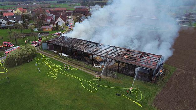 Gro&szlig;brand in Grimmschwinden: Rauchwolke kilometerweit sichtbar - 1800-Quadratmeter-Scheune in Flammen