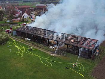 Gro&szlig;brand in Grimmschwinden: Rauchwolke kilometerweit sichtbar - 1800-Quadratmeter-Scheune in Flammen