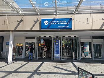 Eingang zum Flughafen N&uuml;rnberg.