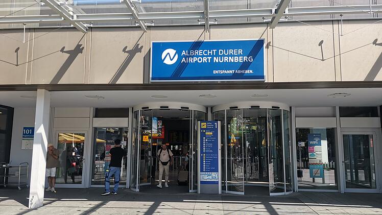 Eingang zum Flughafen N&uuml;rnberg.