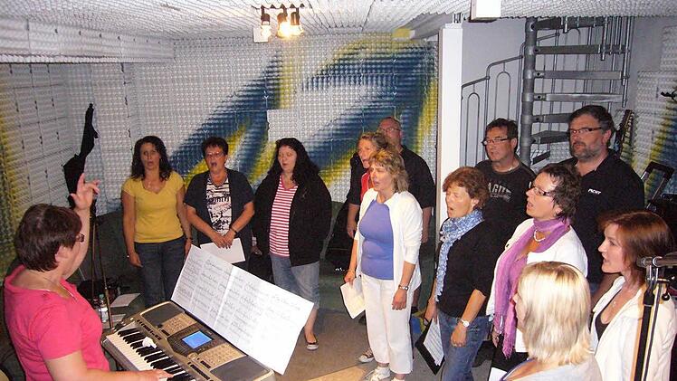 Eine Abordnung von La Musica wird in diesem Jahr als Geburtstags-Highlight des Countryfests die Band Four Roses bei zwei  Liedern als Gospelchor begleiten. (auf dem Bild am Keyboard zu sehen Andrea Lutsch, die Chorleiterin von La Musica. Fotos: Mario Häpp