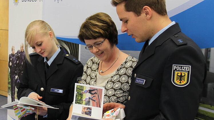 Christine Derra und Simon Haußmann erhielten als Erinnerung ein Fotobuch von Redakteurin Martina Straub. Sie hat die beiden während ihrer Ausbildung für die Saale-Zeitung begleitet. Foto: Hilmar Heppt