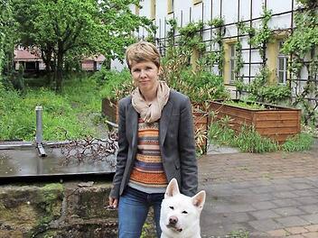 "Der Garten kann es wirklich vertragen," sagt die neue Heimleiterin Ute Engel (hier mit Hund "Lukas"), die sich über die "Helfer, die der Himmel schickt" auch im Namen der 68 Heimbewohner und 58 Mitarbeiter freut. Auch der Brunnen, der derzeit stillgelegt ist, soll reaktiviert werden.  Foto: Eckehard Kiesewetter