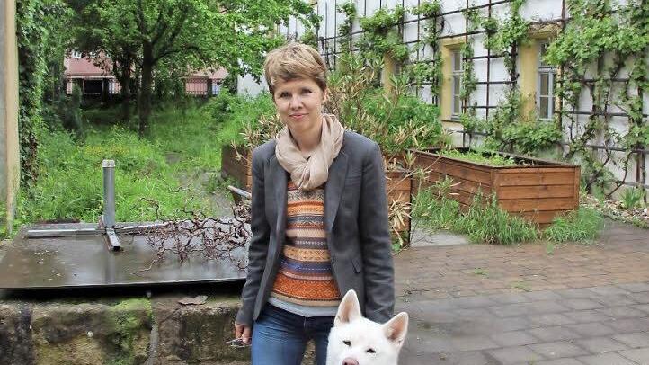 "Der Garten kann es wirklich vertragen," sagt die neue Heimleiterin Ute Engel (hier mit Hund "Lukas"), die sich über die "Helfer, die der Himmel schickt" auch im Namen der 68 Heimbewohner und 58 Mitarbeiter freut. Auch der Brunnen, der derzeit stillgelegt ist, soll reaktiviert werden.  Foto: Eckehard Kiesewetter