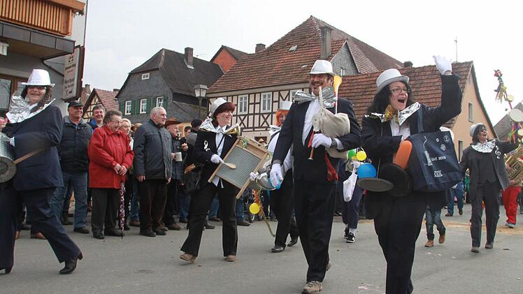 Der "Döberten-Express" - hier die Gruppe aus Stublang - kommt auf dem Uetzinger Marktplatz an