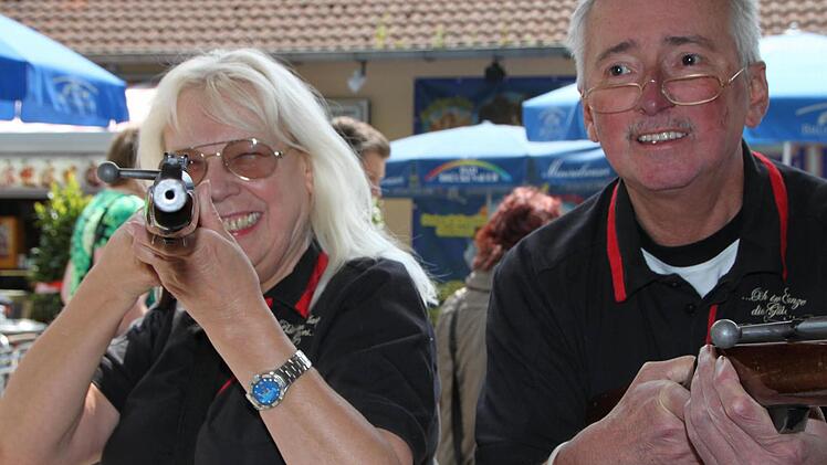 Eigentlich kamen Hildegard Faust und Peter Müller zum Steckl-Fisch essen zum Stadtfest, blieben aber prompt beim Schützenverein hängen.