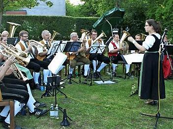 Beim Hofkonzert im Rathauspark spielte die Trachtenkapelle Trossenfurt-Tretzendorf auf.  Fotos: Sabine Weinbeer