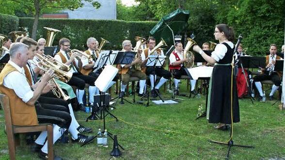 Beim Hofkonzert im Rathauspark spielte die Trachtenkapelle Trossenfurt-Tretzendorf auf.  Fotos: Sabine Weinbeer