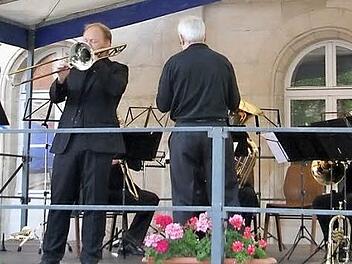 Was ist schöner als eine Solo-Posaune? Drei Posaunen-Solisten. Gina Benalcazar, Paul Henzler und Adam Woolf (von links) glänzten bei "Trombone Toppers", einem Medley, das eigentlich nicht zu toppen war, zusammen mit Rekkenze Brass. Foto: Sonja Adam