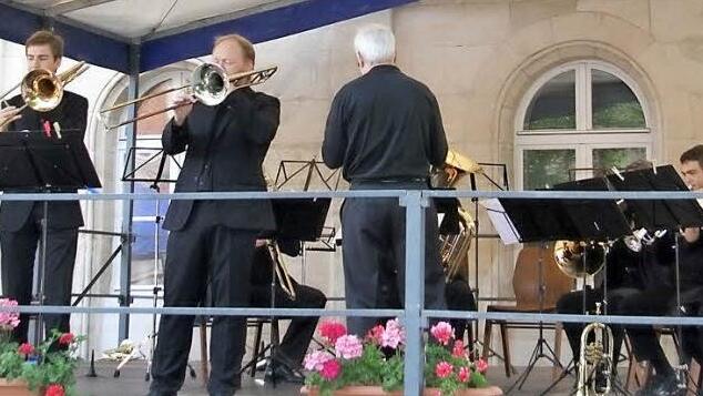 Was ist schöner als eine Solo-Posaune? Drei Posaunen-Solisten. Gina Benalcazar, Paul Henzler und Adam Woolf (von links) glänzten bei "Trombone Toppers", einem Medley, das eigentlich nicht zu toppen war, zusammen mit Rekkenze Brass. Foto: Sonja Adam
