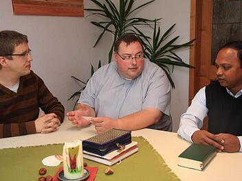Im Gespräch (v. l.): Christian Weinecke , der leitende Pfarrer Michael Gehret und Kaplan Mail Tete. Foto: Franz Galster