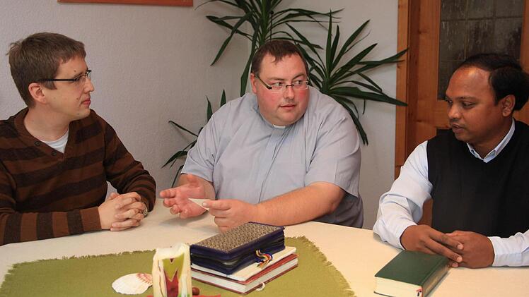 Im Gespräch (v. l.): Christian Weinecke , der leitende Pfarrer Michael Gehret und Kaplan Mail Tete. Foto: Franz Galster