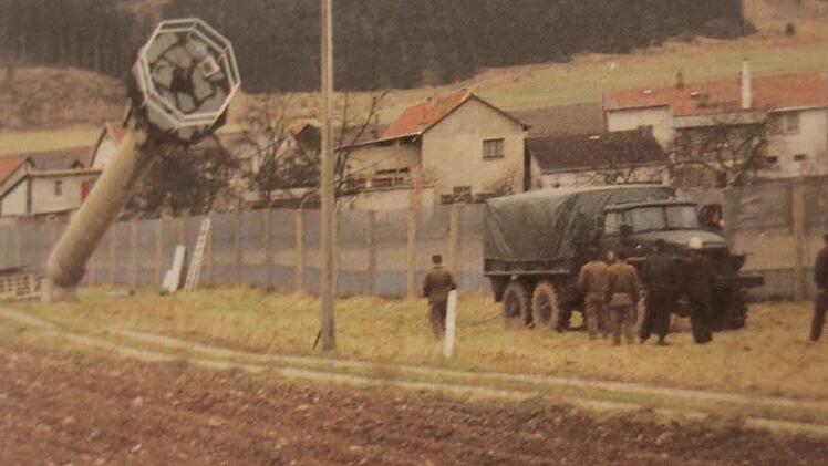 Der Beobachtungsturm bei Heinersdorf fällt.  Foto: Archiv Heinlein