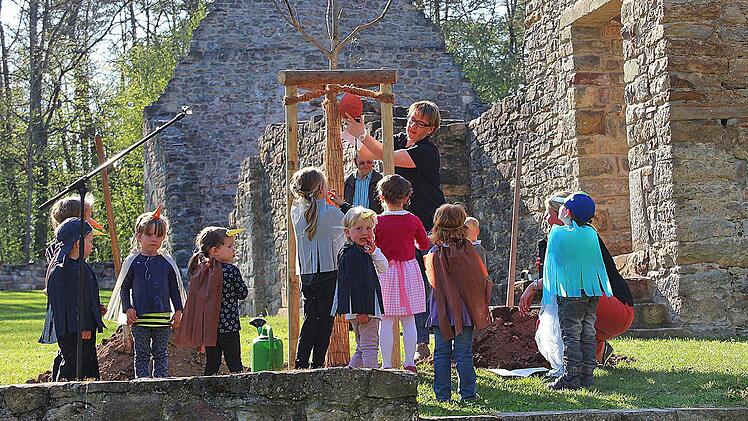 Kinder des Reichenbacher Kindergartens sangen das Lied "in der kleinen Walnuss" und führten den Tanz" und die kleine Walnuss" auf. Auch wenn sie ein wenig aufgeregt waren, machten sie ihre Sache sehr gut und wir kamen sehr viel Beifall. Foto: Dieter Britz