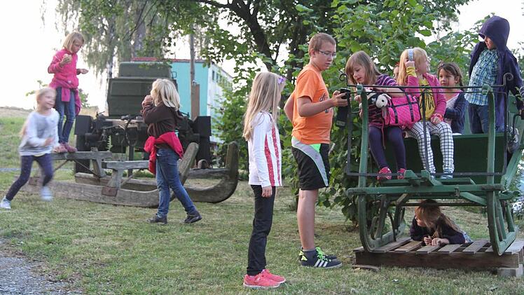 In der Pause erkundeten die Kids den Nikolausschlitten. Foto: Sonja Adam