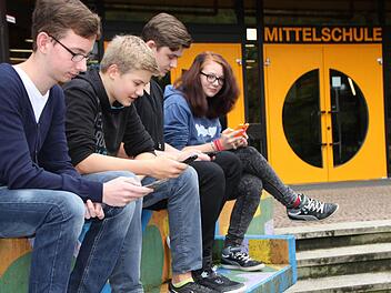 Online auf dem Schulhof: Sascha (von links), Lorenz, Nick und Celina haben ihre Smartphones immer dabei. Foto: Ulrike Müller
