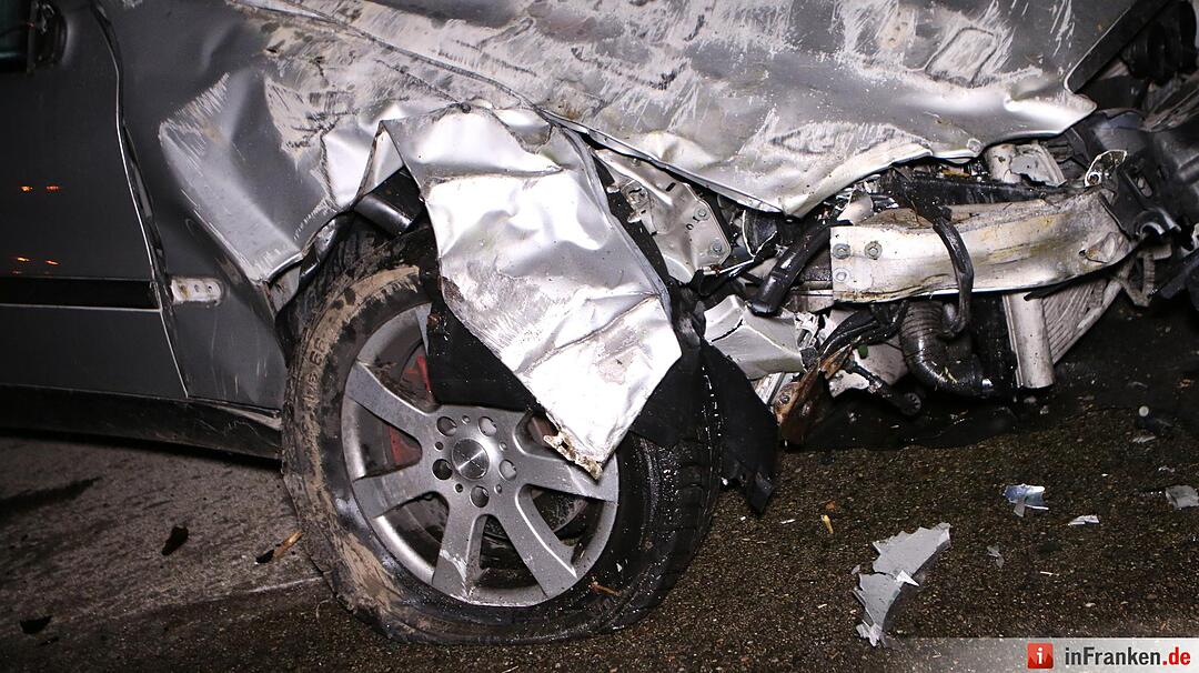 Auto überschlägt sich bei Ellingen