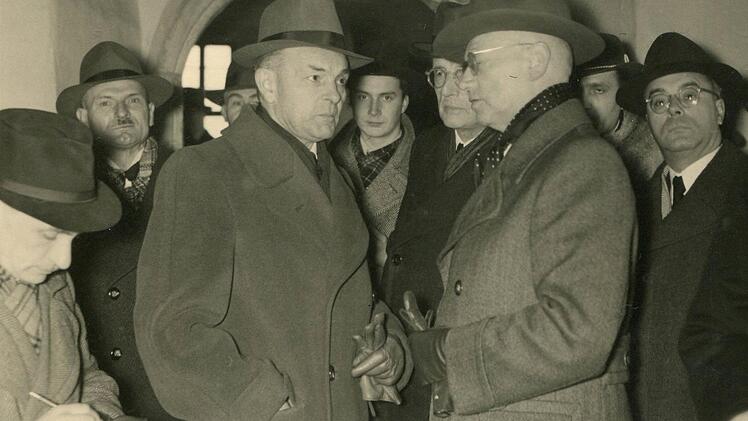 Georg Hagen empf&auml;ngt den Bayerischen Ministerpr&auml;sidenten Hans Ehard (CSU) in Kulmbach. Er kennt ihn aus der Zeit der Verfassungs-Beratung und ist mit ihm freundschaftlich verbunden. Beim Tod Hagens folgt er seinem Sarg.