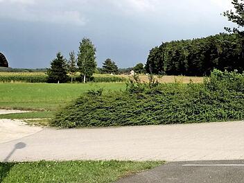 Auf dem Parkplatz des Waldfriedhofs (linker Bildrand) wird eine Buswendeanlage errichtet, gleichzeitig wird der Fuß- und Radweg, der bisher dort endet, bis noch Reuth weitergeführt. Foto: Richard Sänger /Archiv)