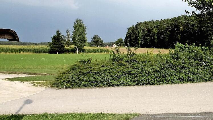 Auf dem Parkplatz des Waldfriedhofs (linker Bildrand) wird eine Buswendeanlage errichtet, gleichzeitig wird der Fuß- und Radweg, der bisher dort endet, bis noch Reuth weitergeführt. Foto: Richard Sänger /Archiv)