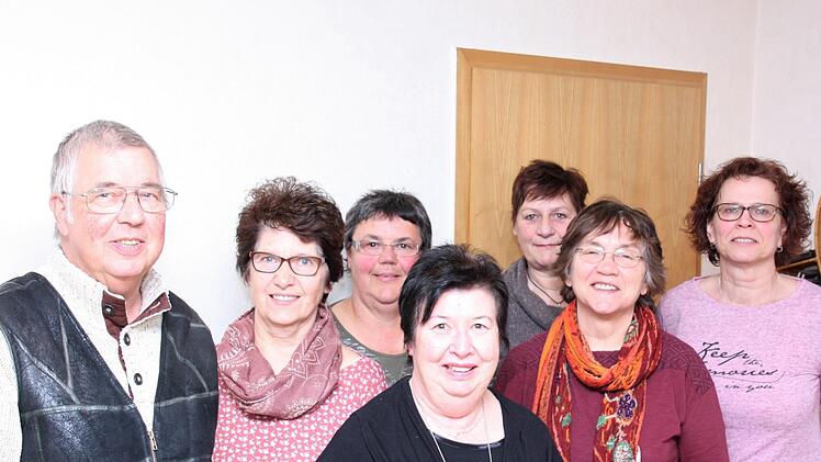 Vorstand (von links): Walter König, Anneliese Paltian, Bärbel König, Petra Müller, Gitta Kreiss, Genoveva Raatz und Marion Herbert. Foto: Michael Herbert