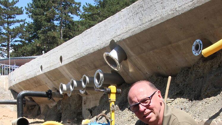 Betriebsleiter Roland B&uuml;hner zeigt die Hauptversorgungsleitung f&uuml;r das Wasser, das aus dem Nichtschwimmerbecken geleitet wird. Foto: Benedikt Borst