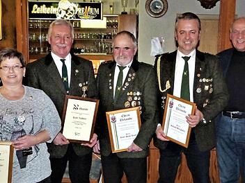Ehrungen bei den Wirsberger Schützen; im Bild (von links): Reinhold Täffner, die neue Vorsitzende Sonja Schneider, Rudi Krämer, Karl-Heinz Korn, Roland Burghofer, Bürgermeister Hermann Anselstetter und Hellmuth Strößner Foto: Werner Reißaus