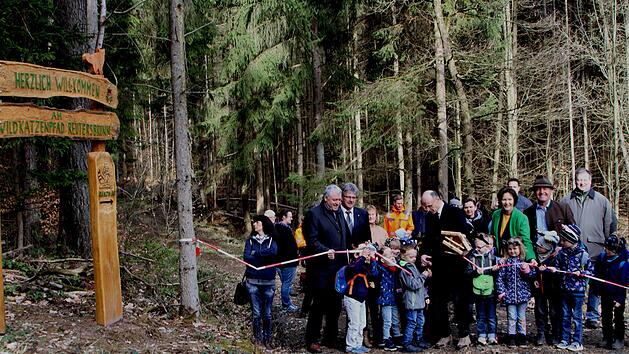 Die Ehreng&auml;ste mit Landrat Wilhelm Schneider und die Kinder durchtrennten das Band des neuen Pfades.