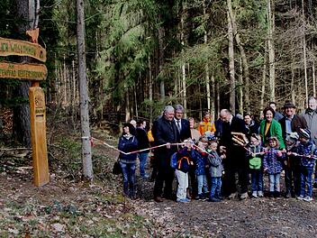 Die Ehrengäste mit Landrat Wilhelm Schneider und die Kinder durchtrennten das Band des neuen Pfades.
