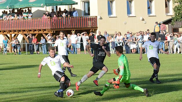 Fabian Sch&auml;fer (links) und Spielertrainer Michael Voll (dahinter, beide TSV Steinach) versuchen gegen Simon Tr&auml;ger und Keeper Eric Re&szlig; (beide FC Reichenbach) ihr Gl&uuml;ck.  Foto: ssp