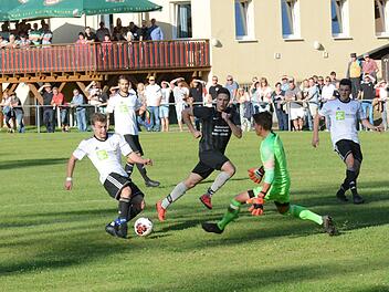 Fabian Sch&auml;fer (links) und Spielertrainer Michael Voll (dahinter, beide TSV Steinach) versuchen gegen Simon Tr&auml;ger und Keeper Eric Re&szlig; (beide FC Reichenbach) ihr Gl&uuml;ck.  Foto: ssp