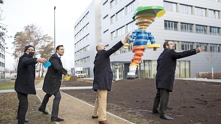 Hans Hemmert, Stephan Frucht, Ralf Thomas und Florian Janik (v.l.) versuchten sich als Frisbeescheiben-Werfer. Foto: Siemens
