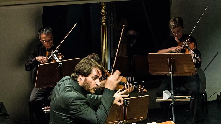Star-Trompeter Nils Wülker musizierte bei "It'z Jazz" gemeinsam mit dem Philharmonischen Orchester des Landestheaters unter Leitung von GMD Daniel Carter.Foto. Jochen Berger