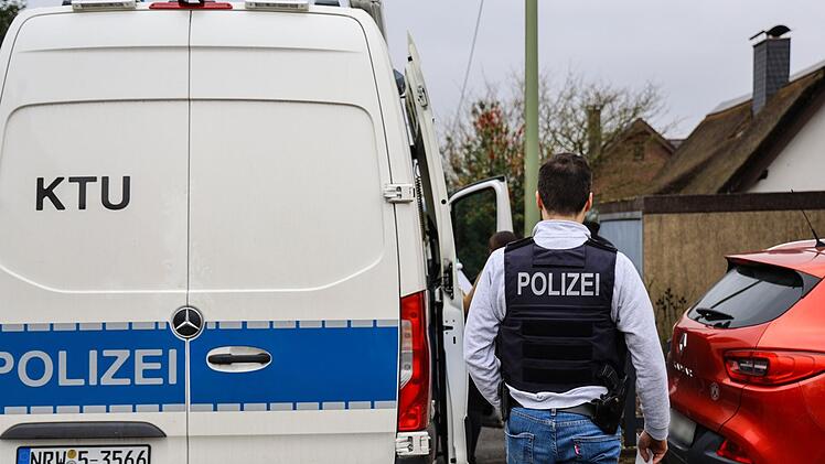 Get&ouml;tete Frau im Schlafzimmer