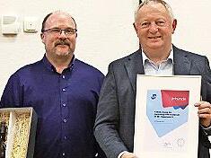 Der Landrat wird f&uuml;r seinen Einsatz in der Jugendarbeit geehrt: (von links) Katharina Kowalski, Klaus Kippes, Thomas Bold und Julia Manninger.