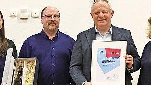 Der Landrat wird f&uuml;r seinen Einsatz in der Jugendarbeit geehrt: (von links) Katharina Kowalski, Klaus Kippes, Thomas Bold und Julia Manninger.